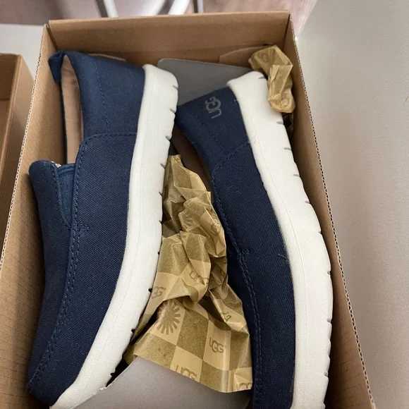 UGG - Picture 3 of 7